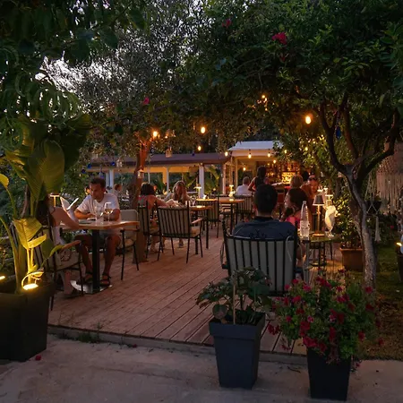 Aphrodite'S Garden-3