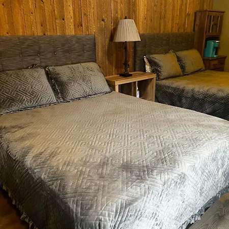 Parkway Yellowstone Guest House Room #1-2