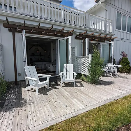 Autumn Lane B&B, Farmhouse Elegance & Stunning Lakeviews-2