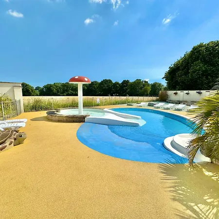 272 Wilksworth Caravan Park - Two Bedroom - Pool Access-2