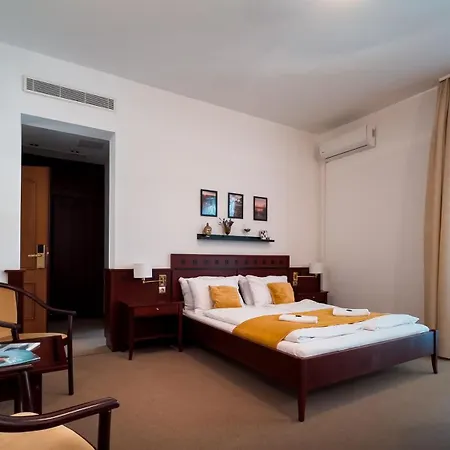 Hotel Tihany Atrium-2