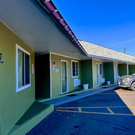 Chalet Motel - Your Cozy Basecamp For Bend Adventures-3