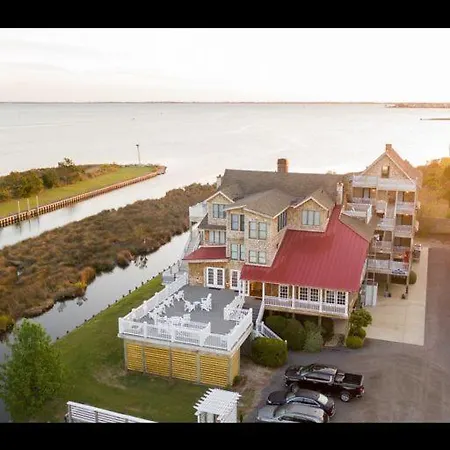 The Burrus House Inn Waterfront Suites-3