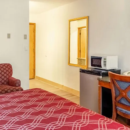 Econo Lodge Inn & Suites Madras-2
