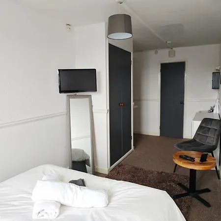 Styles & White Stays - Central Newquay-2