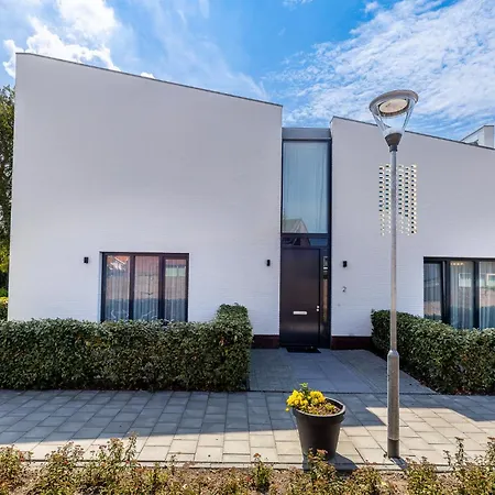 Roosjesweg 2 Luxe studio 400 meter van strand met parkeerplaats-3