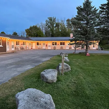 Carriage Inn Motel-2