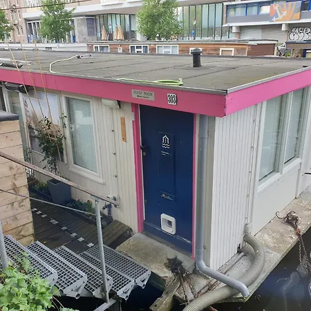Houseboat-Amsterdam-3