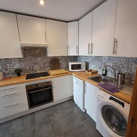 Room In Apartment - Private Room For Rent In Calle De San Bernabe-3