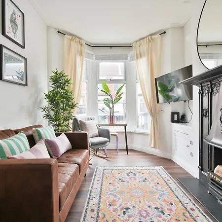 Stunning Cardiff Bay House-3