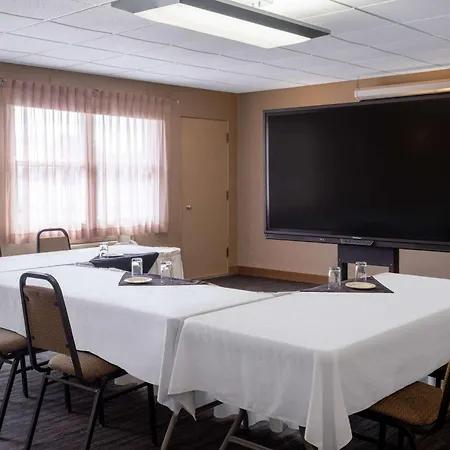 Ramada By Wyndham Thunder Bay Airlane Hotel-3