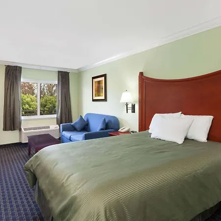 Travelodge By Wyndham Orange County Airport/ Costa Mesa-2