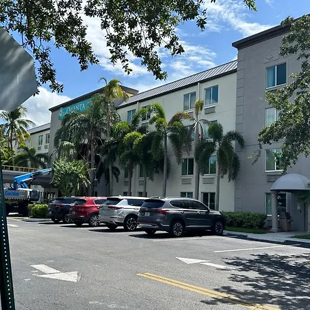 La Quinta Inn & Suites By Wyndham Sawgrass-3