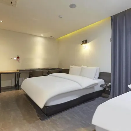 Hertz Hotel-2