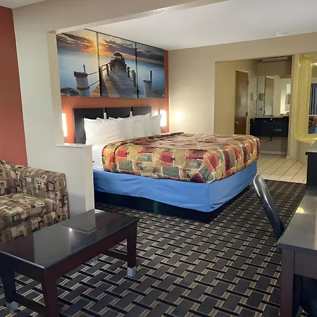 Days Inn & Suites By Wyndham Pine Bluff-3