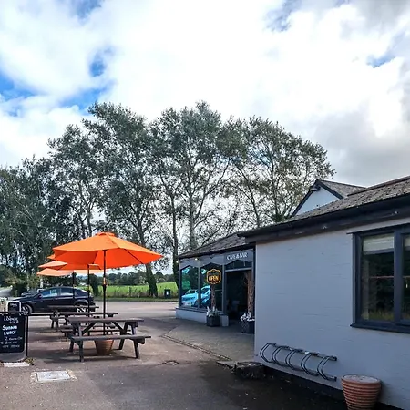 The Lodge By Cefn Tilla-3