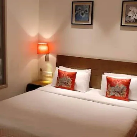Hotel Le Lotus Grand Varanasi-3