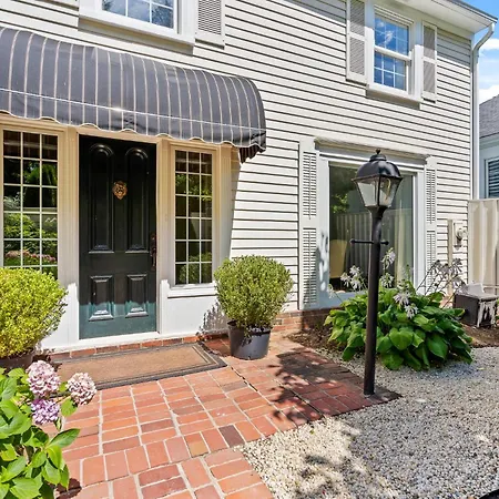 Hummingbird Haven Bed & Breakfast Luxury Suite With Terrace & Seasonal Lake Views Located In Historic Old Town Niagara-On-The-Lake-2