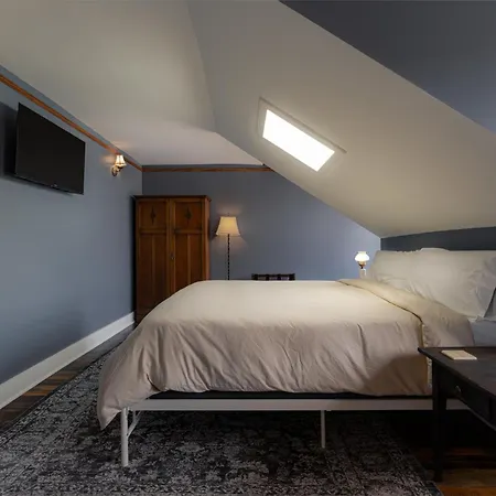 The Nuwray Hotel & Carriage House-2