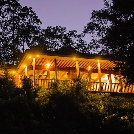 Four Gorillas Lodge-3
