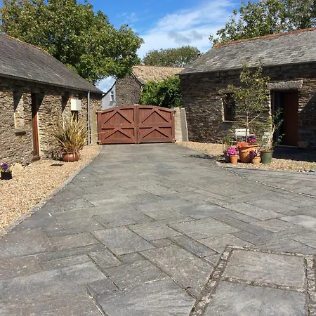 St Petroc'S Studio B&B-3