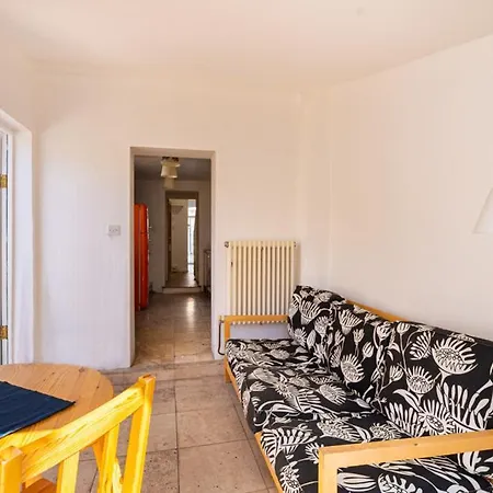 Bright Spacious Double Bedroom-2