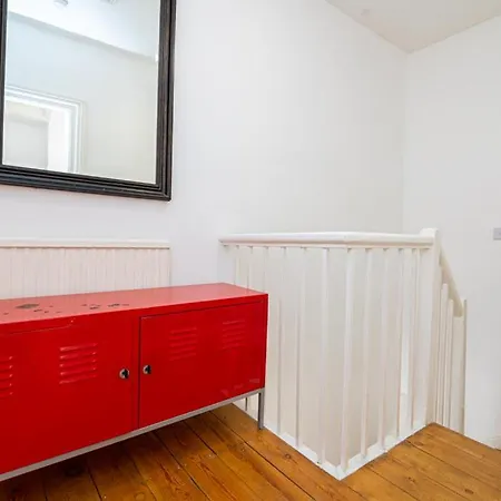 Bright Spacious Double Bedroom-3