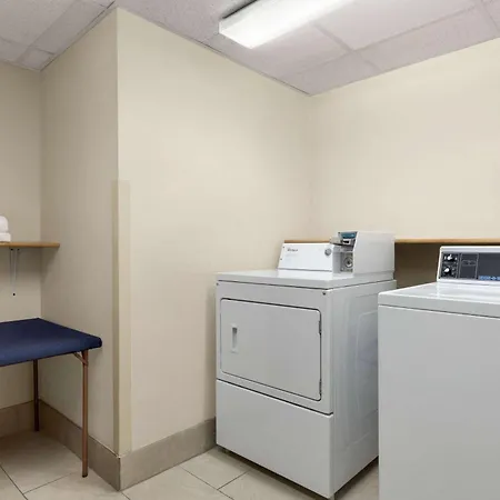 Super 8 By Wyndham Germantown/Milwaukee-2
