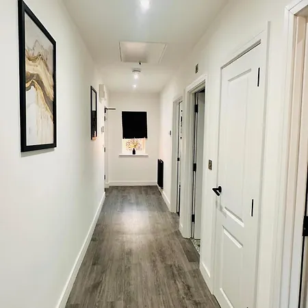 Under New Top Rated Management I Stylish 2Br Apartments I Central Hub I Free Parking I Work Ready Amenities-2