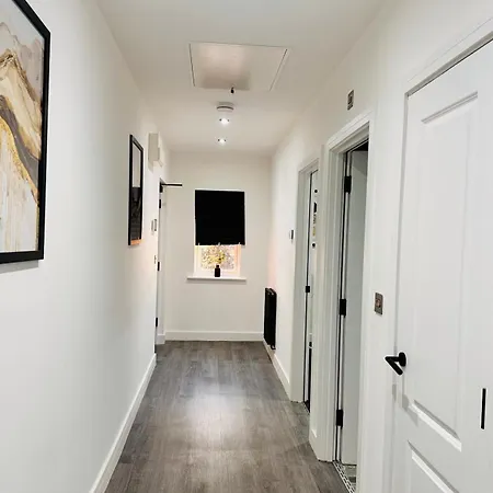 Under New Top Rated Management I Stylish 2Br Apartments I Central Hub I Free Parking I Work Ready Amenities-3