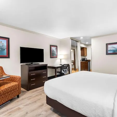 Best Western Plus Parkway Inn-3