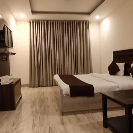 Hotel Embassy International-3