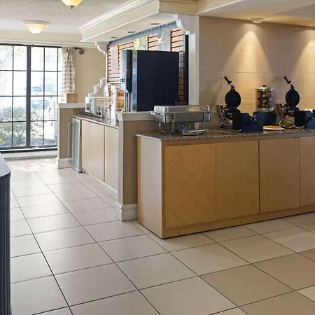 La Quinta Inn By Wyndham Pittsburgh Airport-2