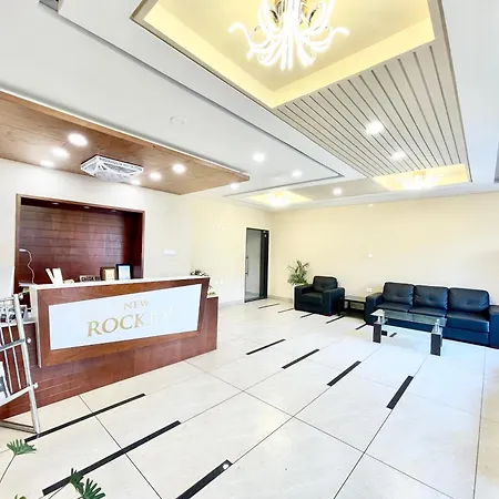 Hotel Rockbay: Beachfront Oasis with Pool and Temple Proximity-2