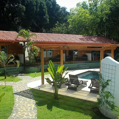 Tiki Lodge Hotel De Charme-3