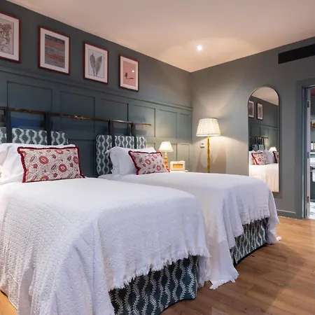 The Coat And Bear - A Heartwood Inn-3