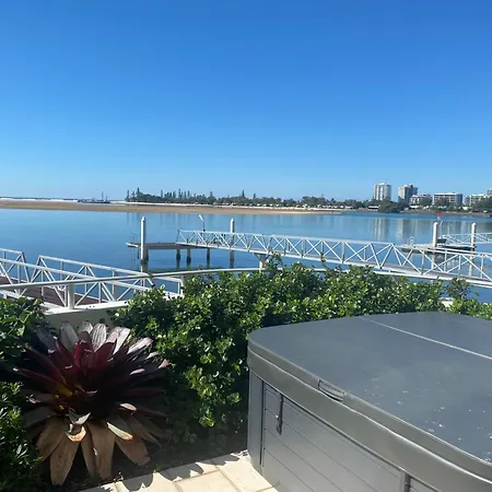 Waves Maroochy River-2