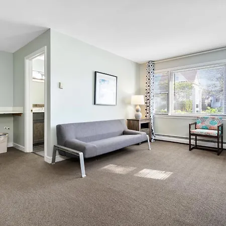 The Lighthouse Inn & Suites-3