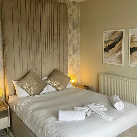 The Commodore Inn-3