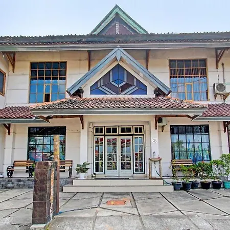 Oyo 91525 Hotel Bugisan-3