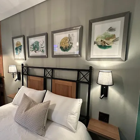 Green Ivy Luxury Room With Private Garden-3