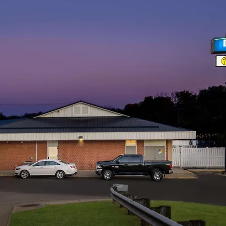 Days Inn By Wyndham Dubuque-3
