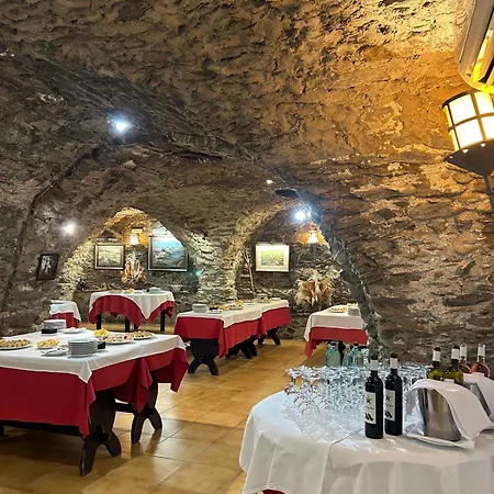 Hostal La Tina-3