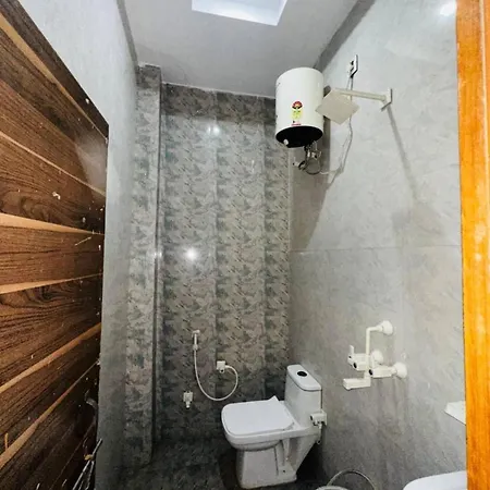Double Bed Room In Ashram Behind Iskcon Temple, Vrindavan-2