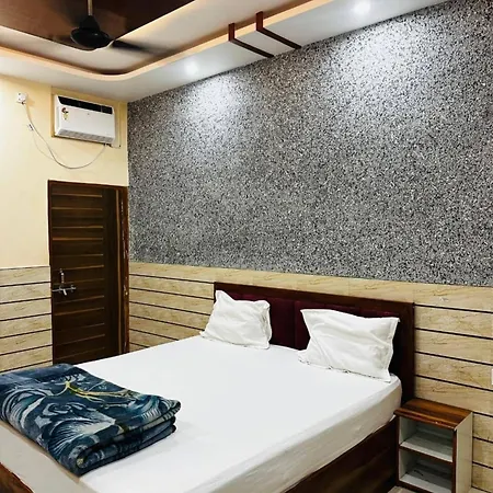 Double Bed Room In Ashram Behind Iskcon Temple, Vrindavan-3