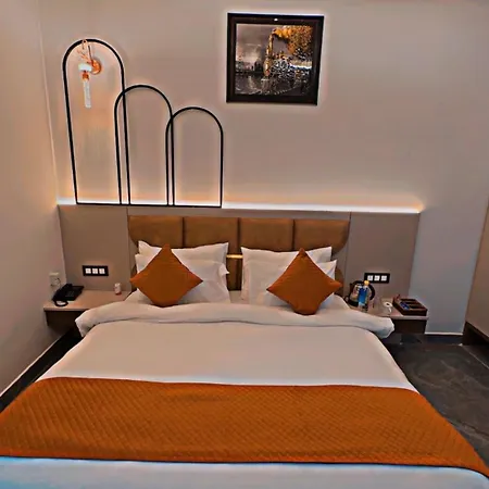 Hotel The Golden Way-3