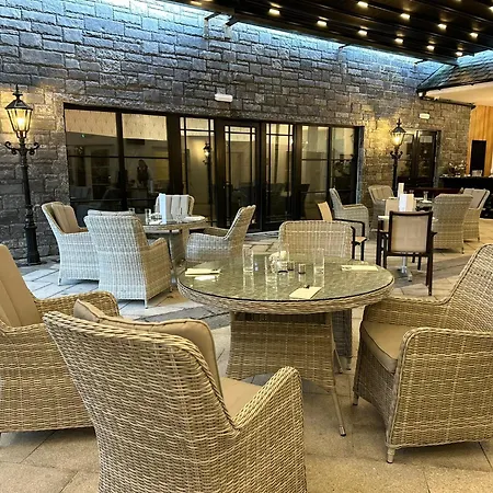 Sweeney'S Hotel 2020 Limited-3