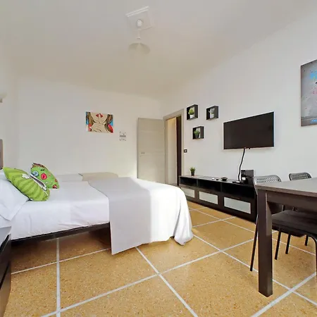 The Colours Rooms Guest House-3