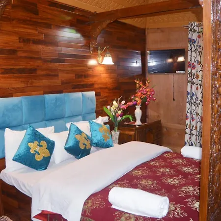 Lakes Crown Group Of Houseboats-3