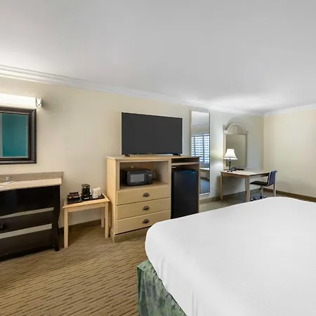 Best Western Harbour Inn & Suites Huntington - Sunset Beach-2